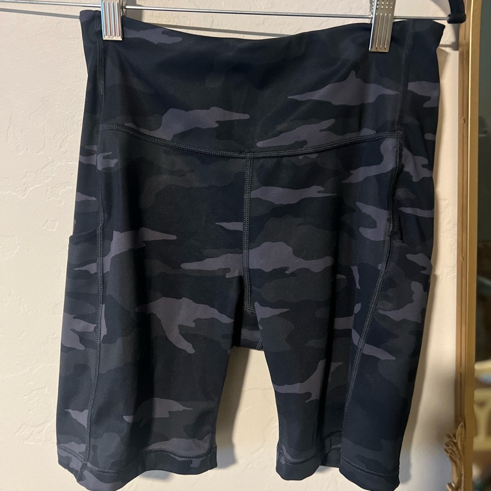 Athleta Ultimate Stash Pocket Black & Grey  Camo 7” Biker Shorts Size S